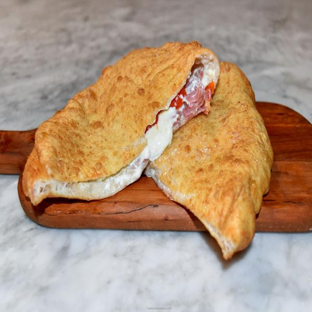 Cerca Prezzi di calzone fritto con pollo 120 g – snack salato ripieno di pollo saporito pronto da gustare e acquista online